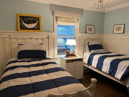 Large Lakehouse with hot tub. walk to public beach in Twin Lakes WI