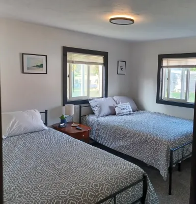 Cozy newly renovated home minutes from Sebewaing Harbor Marina to access bay. Hotel dekat Dizzy Daisy Winery