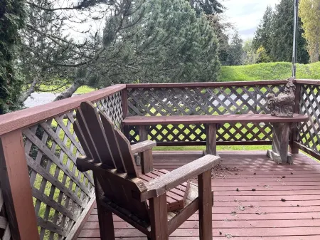 Private Beach Access Trail, peaceful wooded setting - sleeps 3 Отели рядом с достопримечательностью «Нью Дангенесс Лайтхаус»