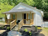Quaint 2 bed 1 bath cottage style home Hotels near Paul J Ciener Botanical Garden