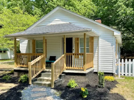 Quaint 2 bed 1 bath cottage style home