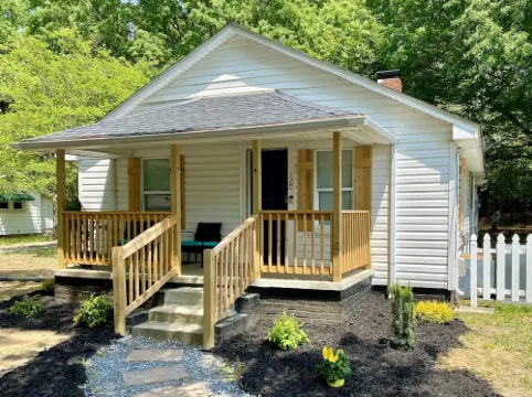 Quaint 2 bed 1 bath cottage style home