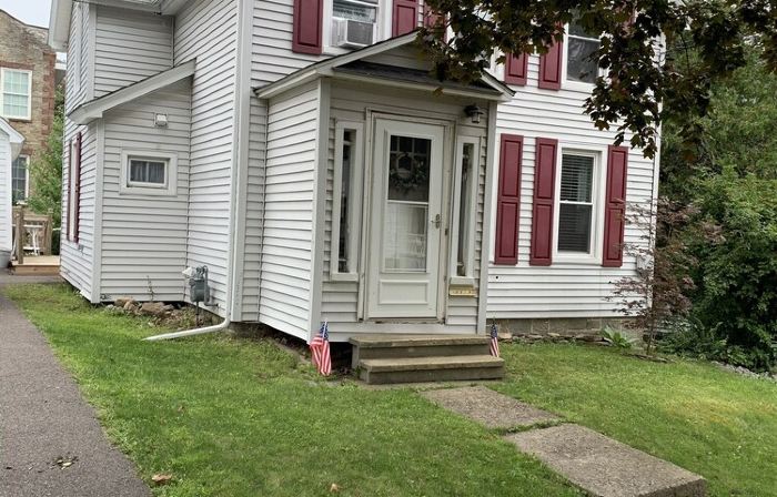 Charming and newly-renovated 1850's house in quiet residential neighborhood