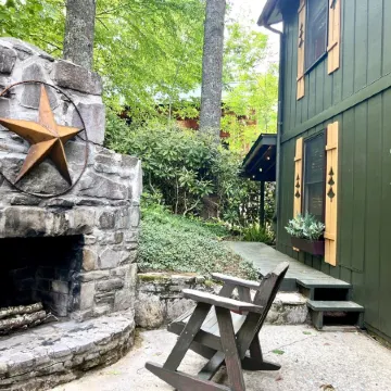 Amazing Whimsical Mtn Cabin! Pet Friendly, Hot Tub, Fireplace, Winery, Skiing