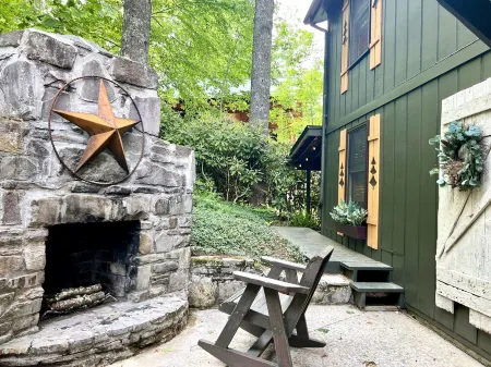 Amazing Whimsical Mtn Cabin! Pet Friendly, Hot Tub, Fireplace, Winery, Skiing