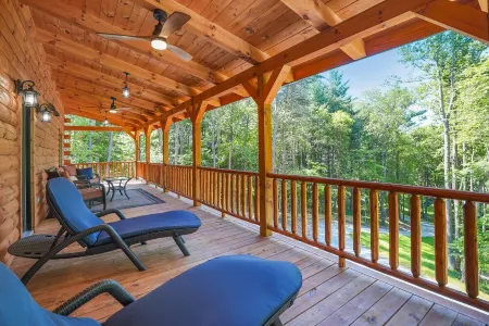 Secluded 6-bedroom Log Cabin Nestled in the Pines