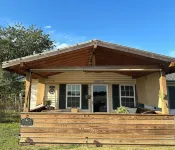 The Beehive Room: Sweet Country Living with fast city WiFi, Beauty, and Peace.