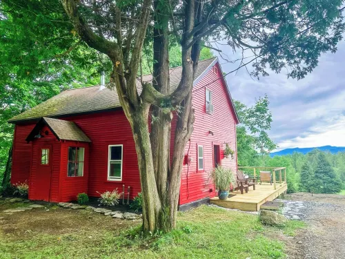 Charming 1810 farmhouse on 24 acres w/ gorgeous mountain views, 2 bedrooms &WiFi