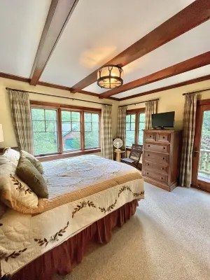 Camp Saranac: Gorgeous & grand lake home w mountain views, water sports, hiking