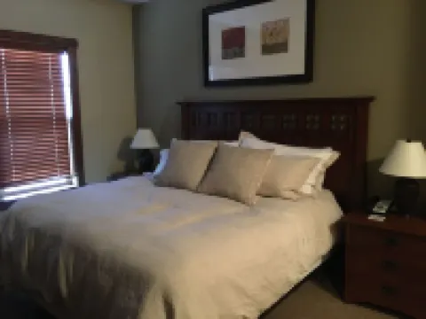 Luxury Ski-in/Ski-out 2 BR, Soaring Eagle 207, Hot tubs, Underground parking