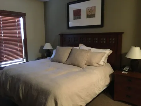 Luxury Ski-in/Ski-out 2 BR, Soaring Eagle 207, Hot tubs, Underground parking