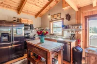 Amish-built cabin, serene and peaceful with pond and private dock for fishing. Hotels in Adams County