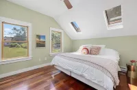 Quaint Downtown Jamestown R.I. Home -Walking distance to Newport Ferry and Beach Hotels in Jamestown