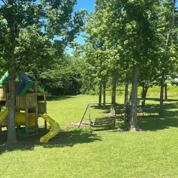 Cabin retreat on beautiful Lake Guntersville!  Perfect for families/fisherman!