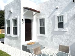 Villa Aqua Historic fully restored villa close to beach and down town