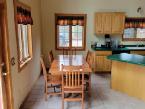 Lazy Bear Lodge family- friendly cabin near Lake Arbutus & Hatfield デューハーストのホテル