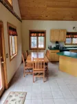 Lazy Bear Lodge family- friendly cabin near Lake Arbutus & Hatfield