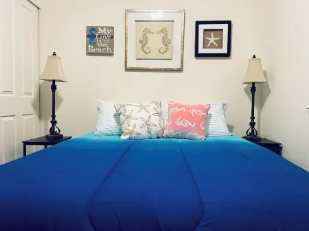 Centrally located, chic, & simple near downtown Отели в г. Порт Орчард