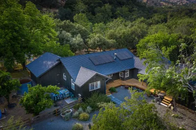 River Front at the River Raven House Hotel in zona Lakes Trail in Sequoia National Park