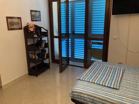 West blue shutters. IT045001C280NZNPCS Отели в г. Масса-Каррара