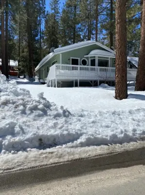 Cozy Wrightwood Home Away From Home-Walk to Town Near Mtn High Ski Resort Wrightwood Public Library附近的飯店