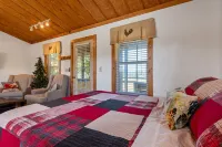 ROOSTERS REST w/ Hot Tub - Mountain Farm Getaway!!!