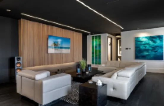 Modern City Loft in Downtown River District