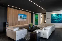 Modern City Loft in Downtown River District