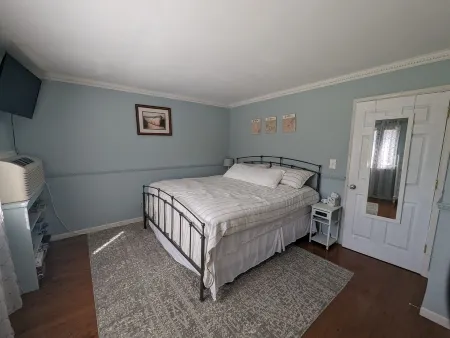 Quaint, quiet condo minutes from Lake Geneva Отели в г. Дженива