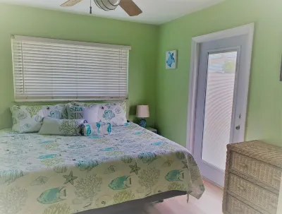 Gulf of Mexico Canal Cottage with Boat Dock Hotels in der Nähe von Keiser University