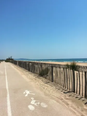 APARTMENT IN ANCIENT MASTER'S HOUSE WITH SWIMMING POOL, PARKING AND BEACHES At 8 Km Отели в г. Помероль