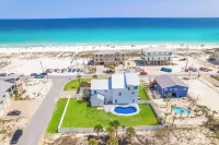 20 ft from Beach Access, Sleeps 31, Pool, Bikes, Ping Pong, 2 Kitchens, Pets ペンサコーラ・ビーチ周辺のホテル