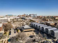 Magnolia Loft w/ Rooftop Parking & City Views