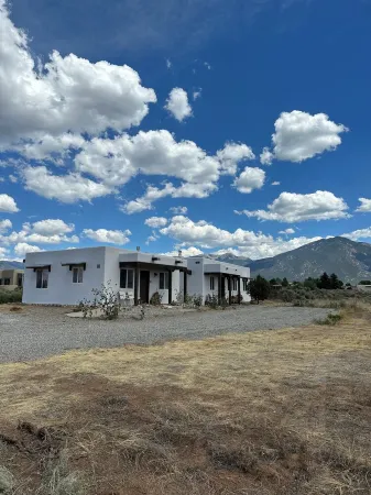 Couples getaway in cozy casita! Taos mountain Views!