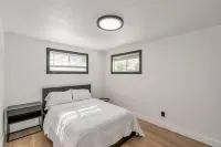 4 BR home with game room & large backyard to entertain Centrally located Near DT 퍼얼 비젼 주변 호텔