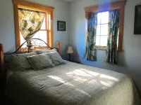 Ocean View Suite Homer Alaska Cafe/Bookshop/Beach Hotels in 