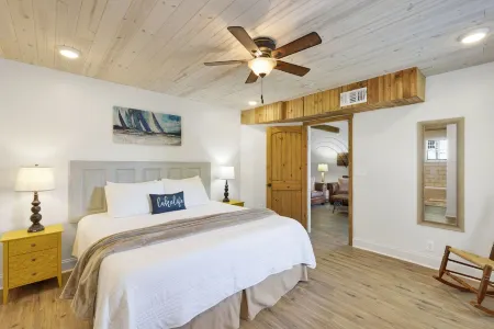 No Steps, Game Room, Canoe & Kayaks, Dock, All Paved Roads! 10 Min to 2 Marinas!