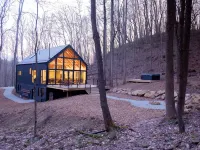 The Ledges Cabin - modern luxury on 35 acres, 8 person hot tub, wood fireplace. Hotels in Hocking