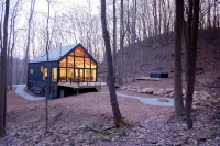 The Ledges Cabin - modern luxury on 35 acres, 8 person hot tub, wood fireplace.