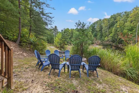 Red River Gorge Lakeside Cabin retreat! 4 bed 4 bath with a Hot Tub