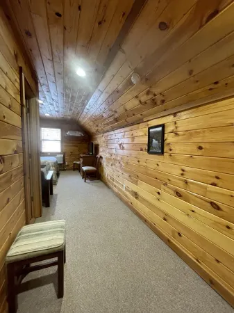 Hillside Hideaway East just 1/2 mile from Current River!