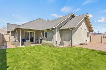 3 memory foam King beds/65" TV/300mbps/Culd de sac/Full Kitchen/BBQ/Jetted Tub/