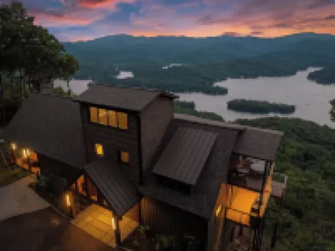 SkyHaüs @Lake Burton - World-Class Views, Infinity Hot Tub, 3 Grills, & Porches. Hotels in 
