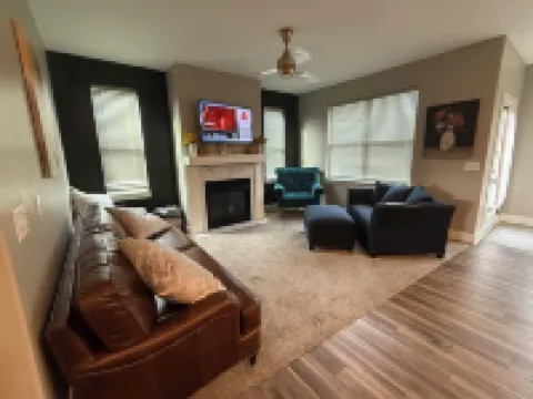 Gorgeous, clean, newer Condo , 5 bedrooms!! 1 mile from Bettplex.