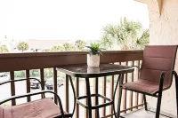 PRIME Location & Private Beach Access! Palm Tree Paradise