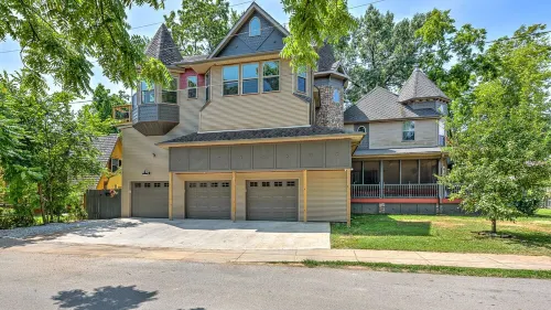 *Castle by the Square* - 5 minute walk to downtown Bentonville!