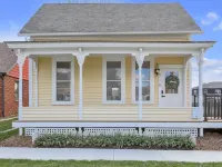 Adorable Little Yellow House, Prime Location! Downtown Pella, IA Hotels in Pella