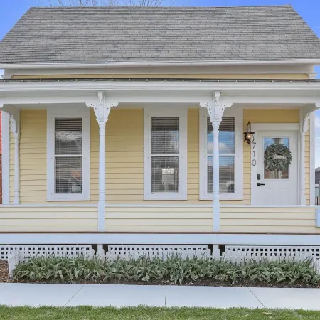 Adorable Little Yellow House, Prime Location! Downtown Pella, IA