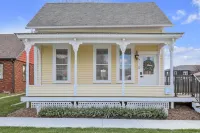 Adorable Little Yellow House, Prime Location! Downtown Pella, IA Hotels in Pella