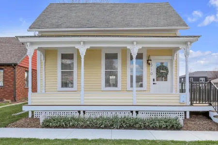 Adorable Little Yellow House, Prime Location! Downtown Pella, IA Отели рядом с достопримечательностью «Колледж Сентрал»